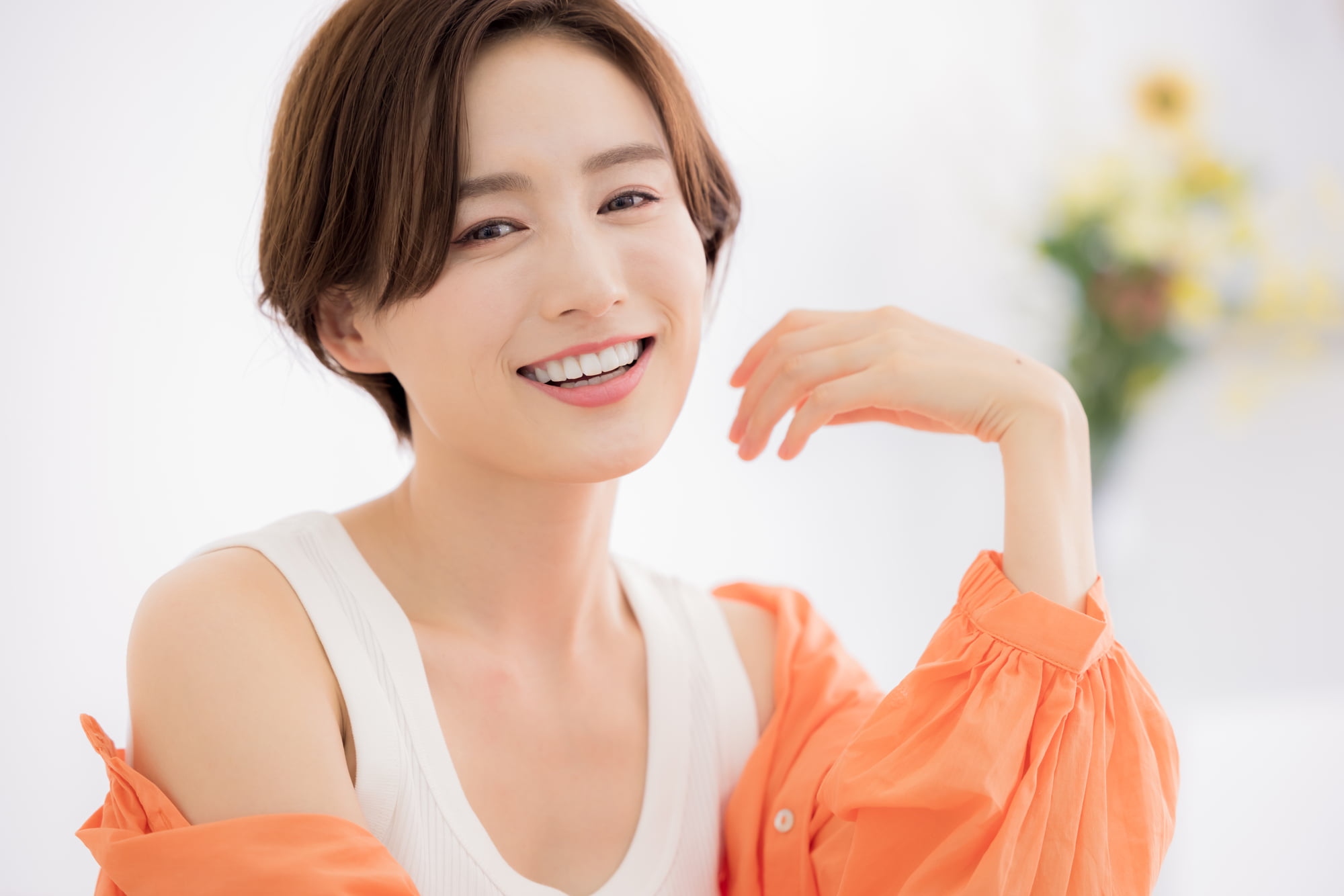 ホワイトニングの効果を感じて笑顔の女性