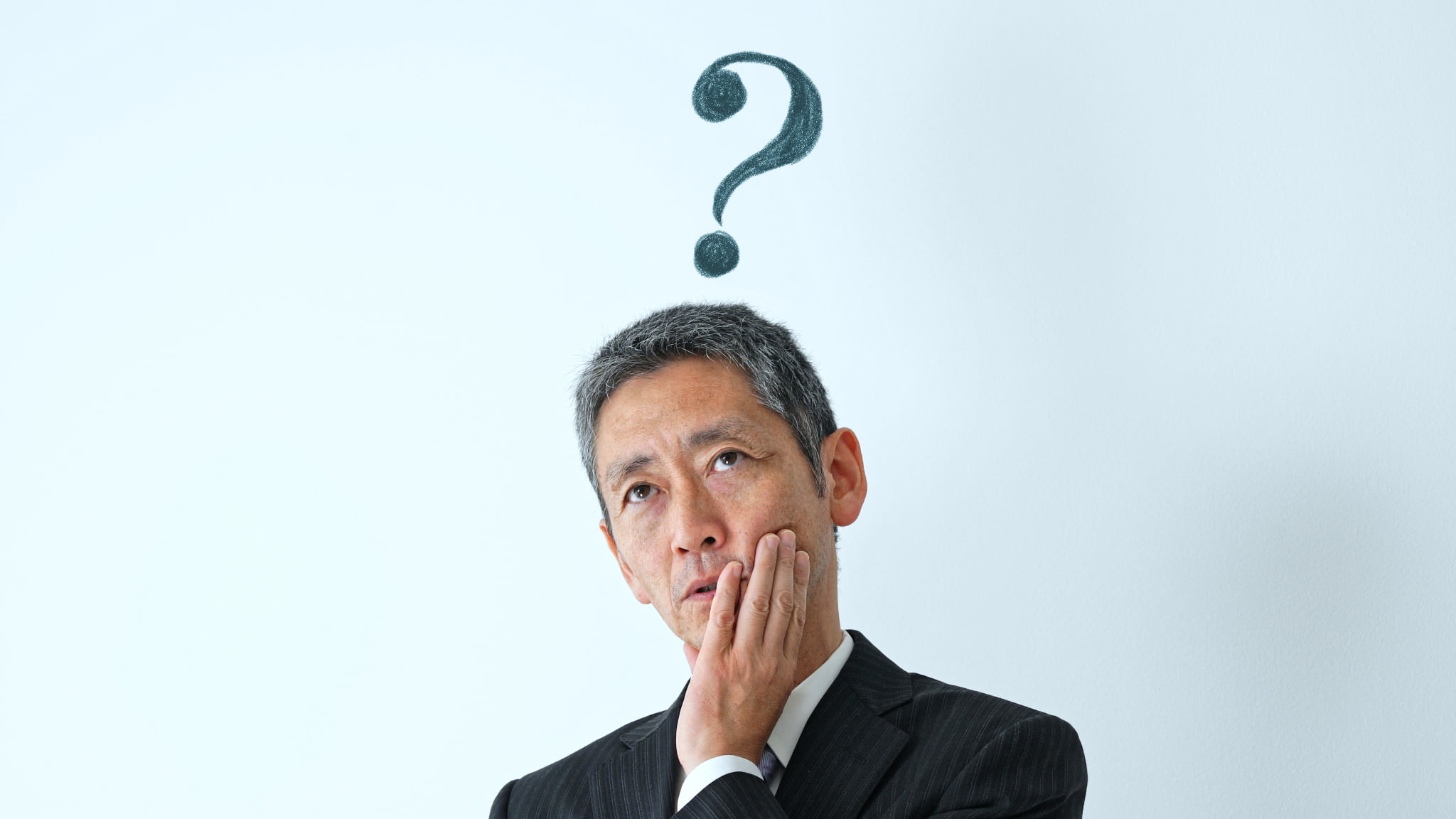 インプラント治療に年齢制限はあるのか考える男性