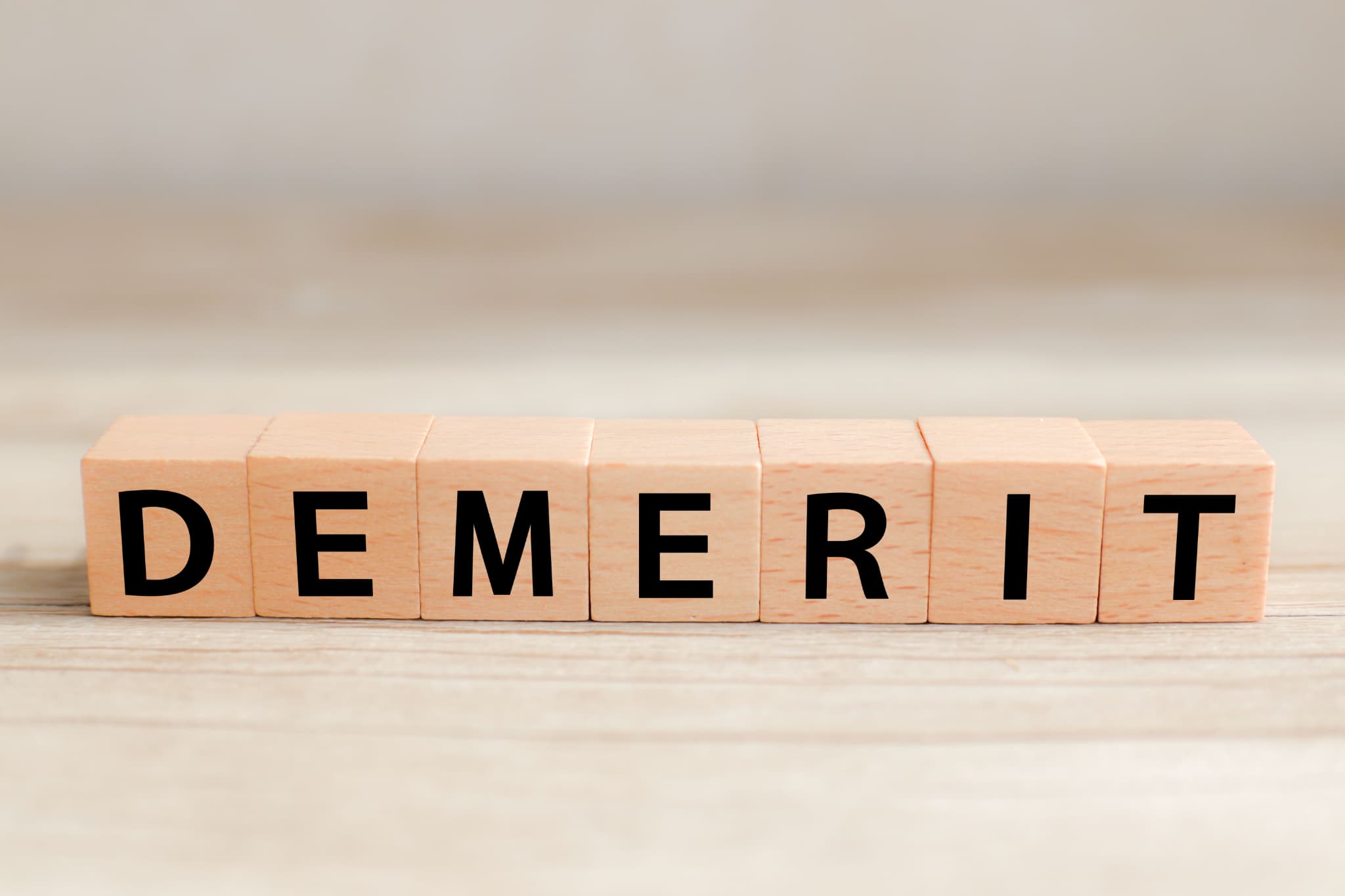 奥歯をインプラントにするデメリットを説明するイメージ