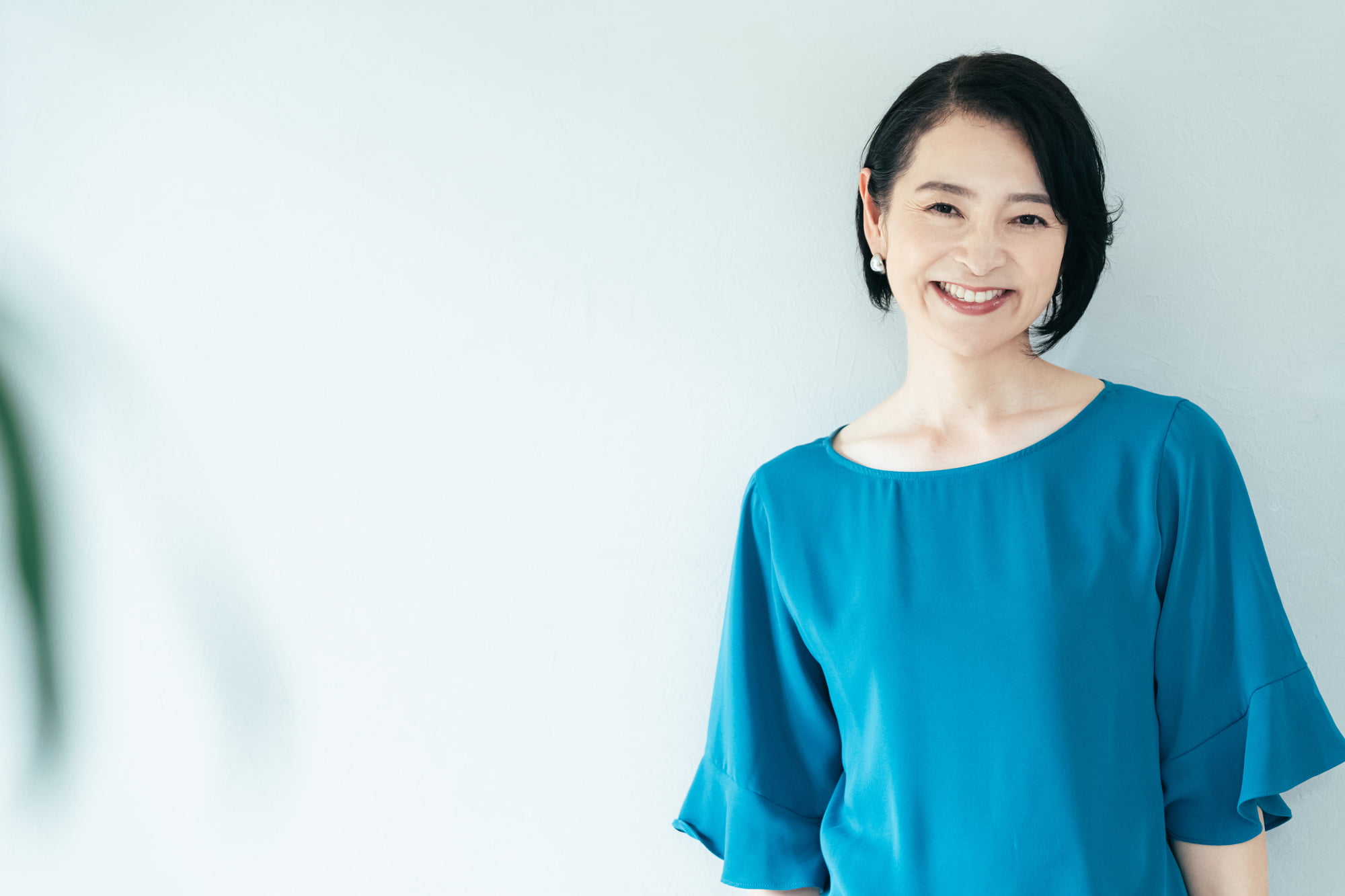 適切な歯磨きで健康な歯茎を維持している笑顔の女性