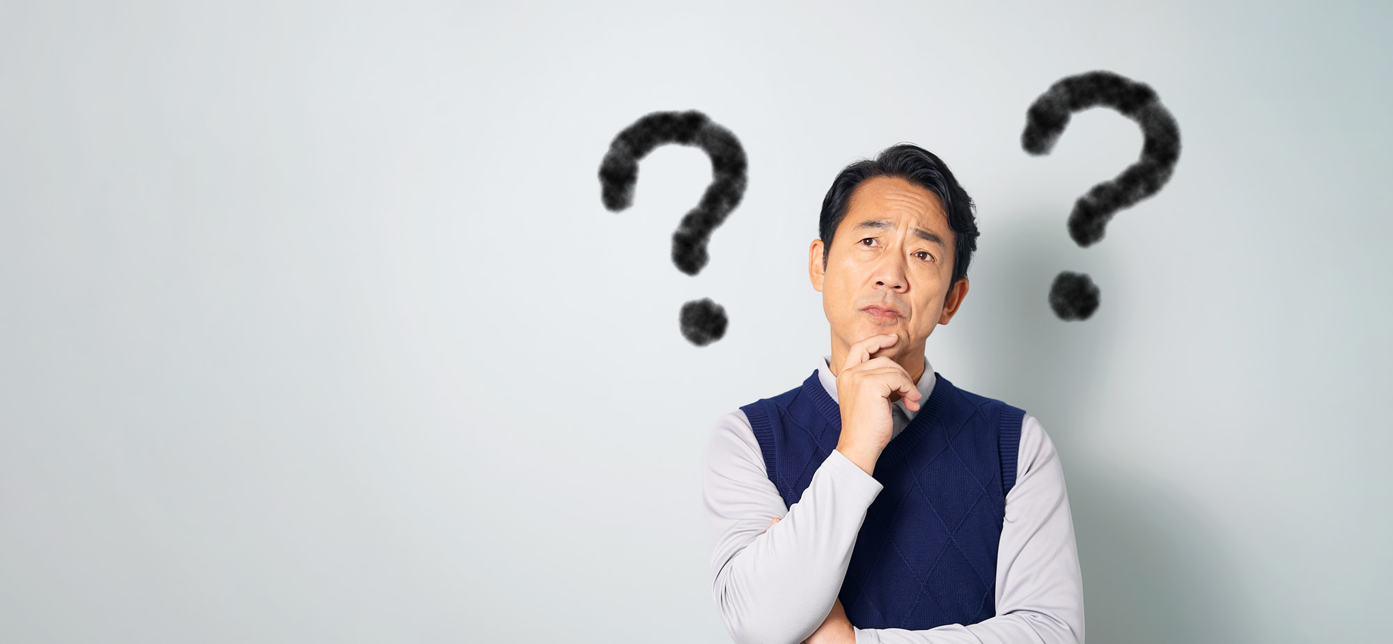 奥歯のインプラント治療は難しいのか考える男性