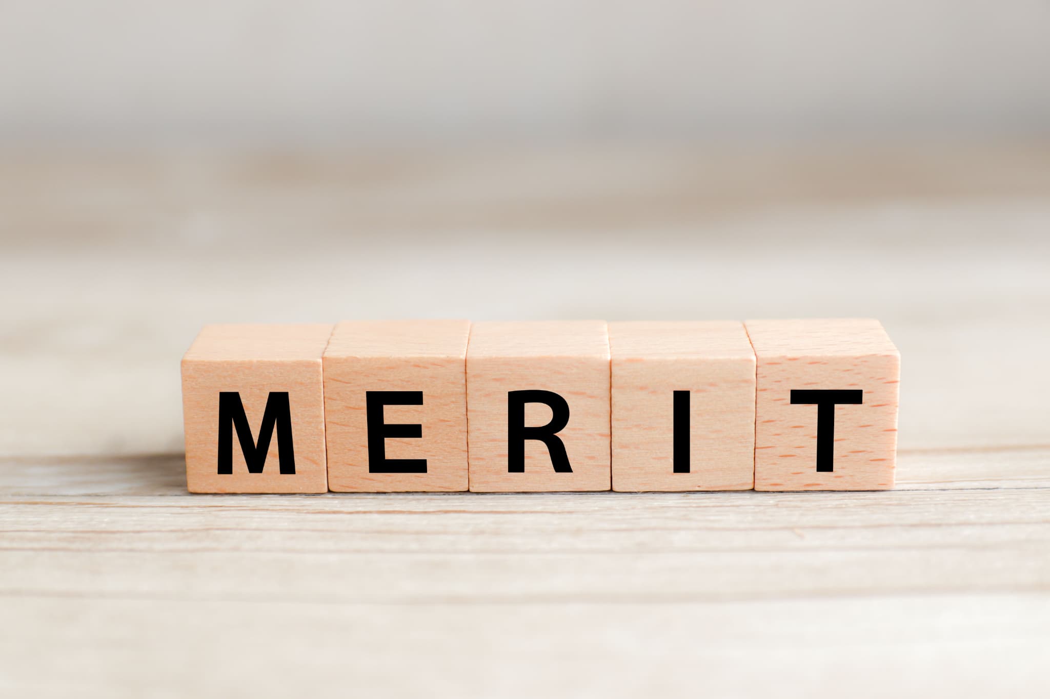 奥歯をインプラントにするメリットを説明するイメージ