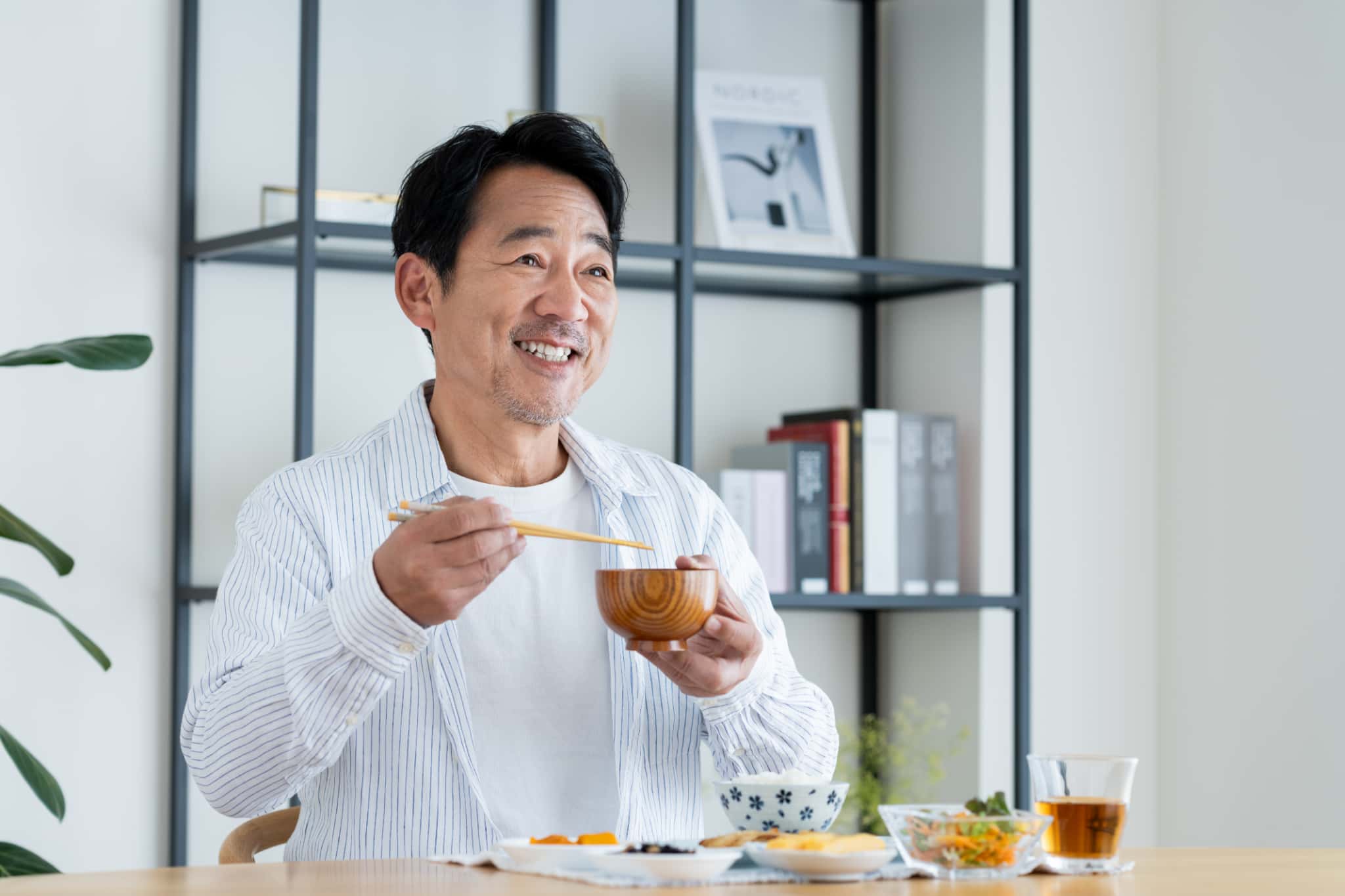 食べ物を奥歯でしっかり噛む男性