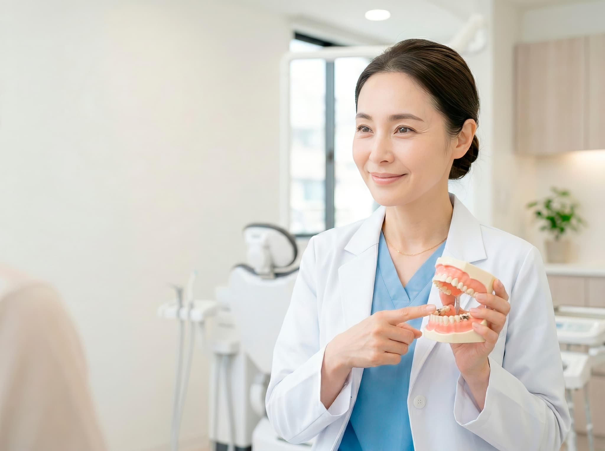 予防歯科について説明する歯科医師