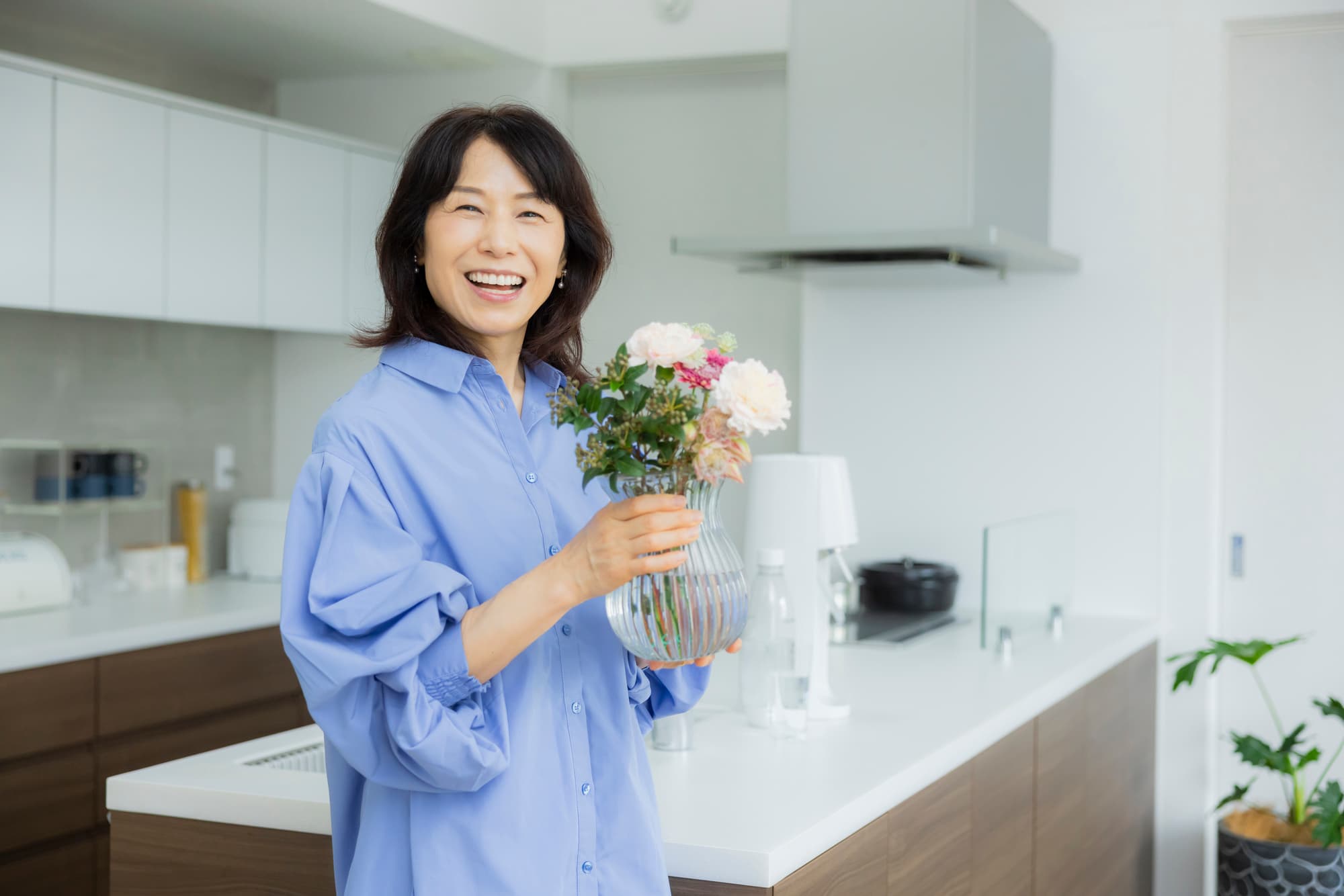 セラミックの歯にして笑顔の女性